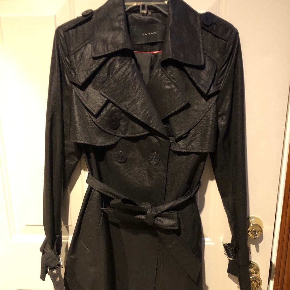 Tahari Lightweight Trench Coat New with Tags-Small